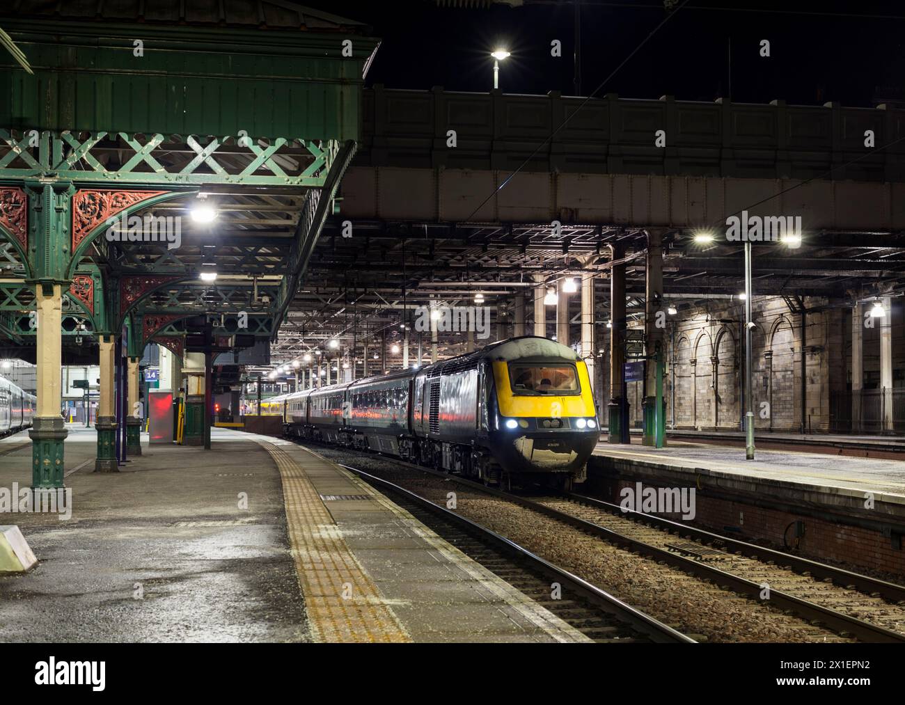 Train ScotRail Inter7City en attente à la gare d'Édimbourg Waverley dans l'obscurité tôt le matin Banque D'Images