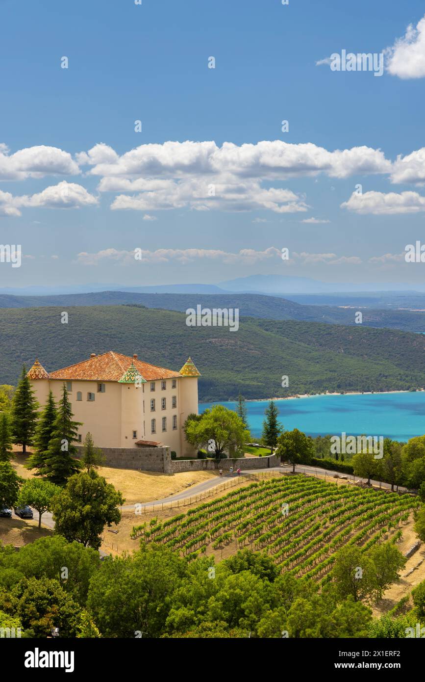 Ville provençale typique d'Aiguines avec Lac de Sainte-Croix, Parc naturel du Verdon, Alpes-de-haute-Provence, Provence, France Banque D'Images