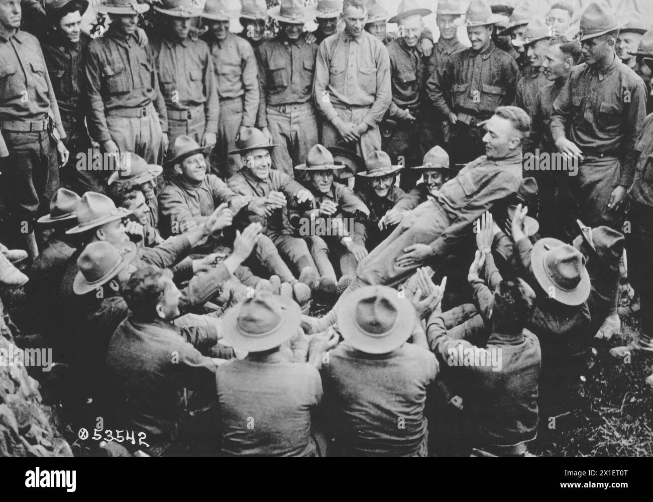 Soldats à la U.S. School of Military Aeronautics, Ohio State College, hommes participant à un exercice de confiance ou s'amusant assis dans un cercle et poussant un homme autour qui est tombé limber dans leurs bras CA. 1918-1919 Banque D'Images