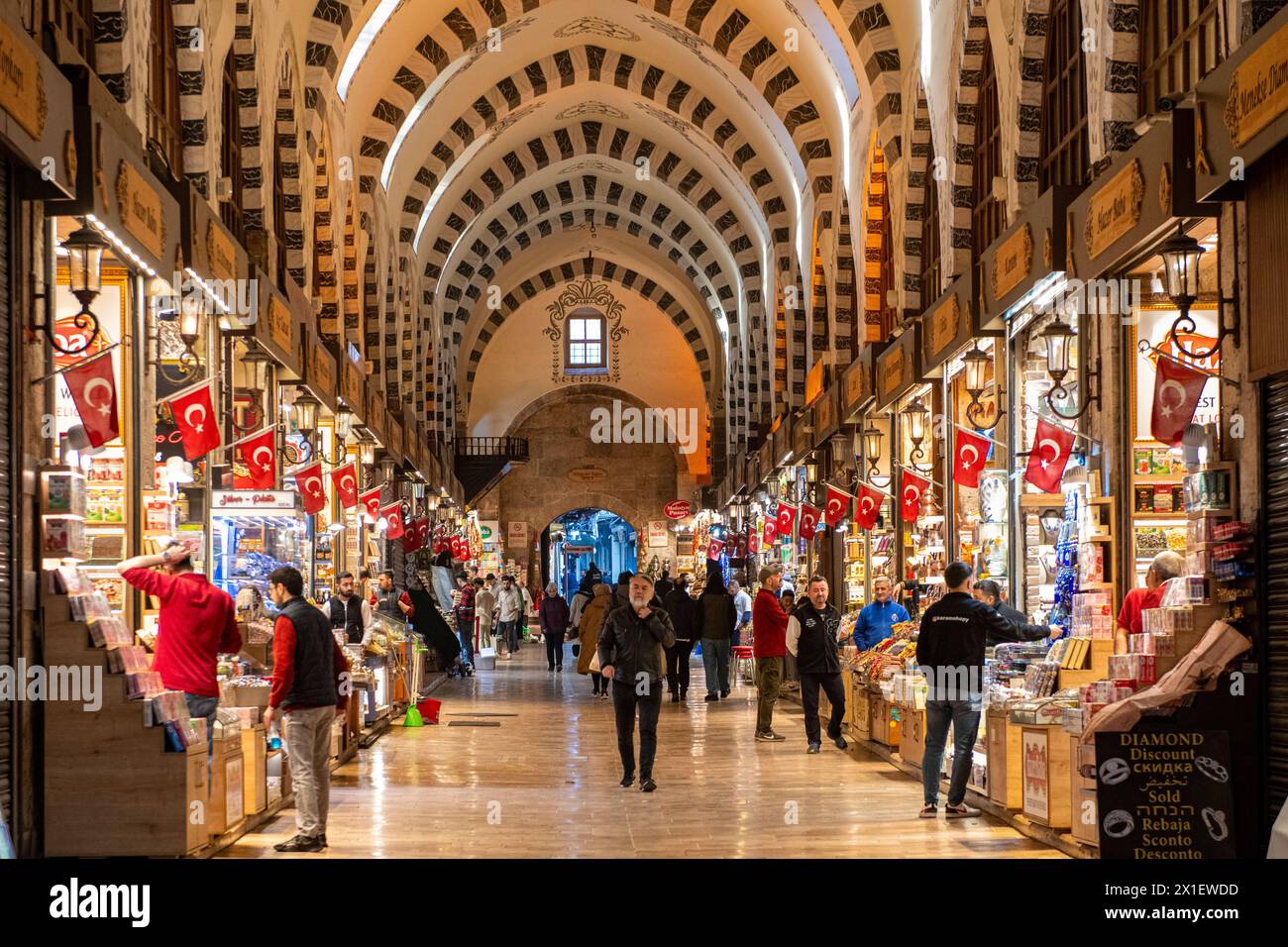 L'intérieur du marché couvert égyptien, célèbre pour les épices à Istanbul, Turquie Banque D'Images