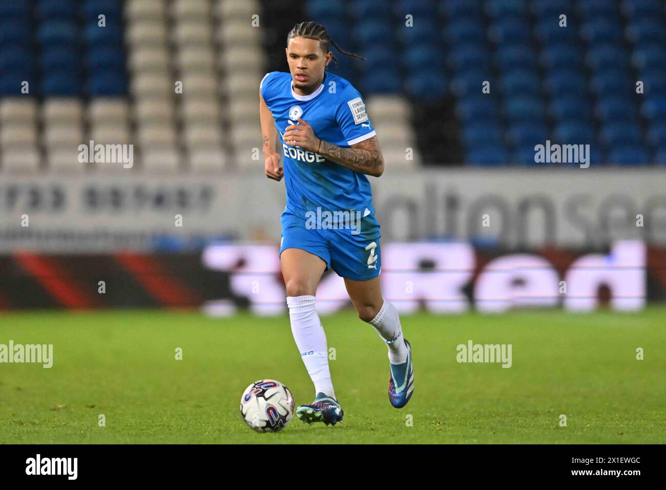 Jadel Katongo (2 Peterborough United) se lance lors du match de Sky Bet League 1 entre Peterborough et Fleetwood Town à London Road, Peterborough, mardi 16 avril 2024. (Photo : Kevin Hodgson | mi News) crédit : MI News & Sport /Alamy Live News Banque D'Images