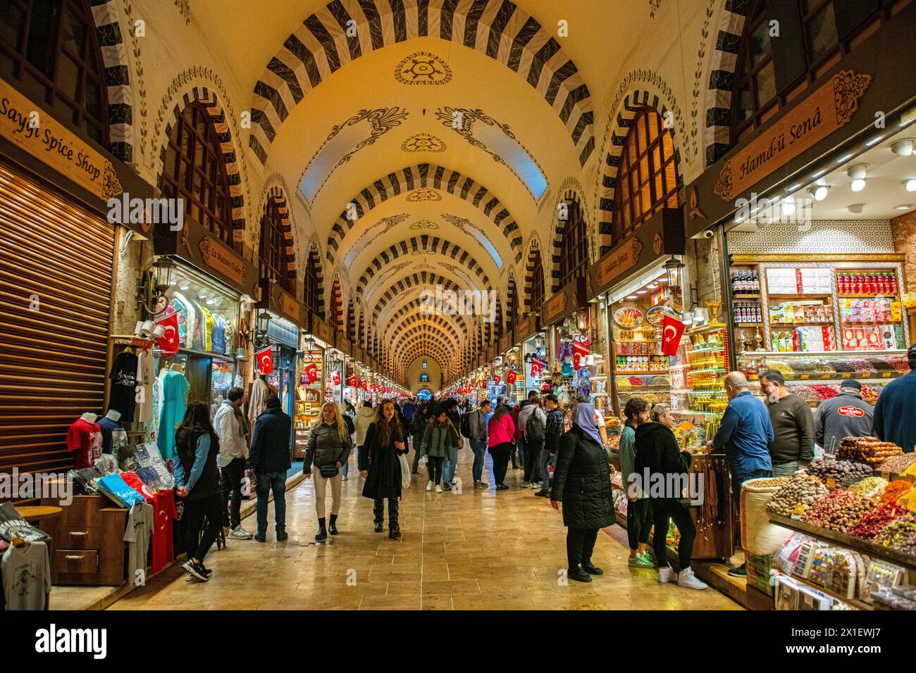 L'intérieur du marché couvert égyptien, célèbre pour les épices à Istanbul, Turquie Banque D'Images