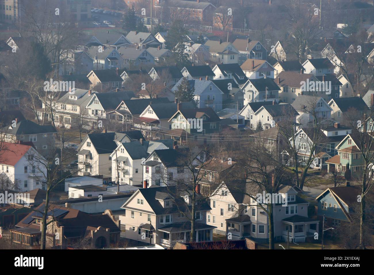 Vue aérienne des maisons de Lakewood, de la banlieue à Cleveland, au soleil du matin. Ohio, États-Unis Banque D'Images