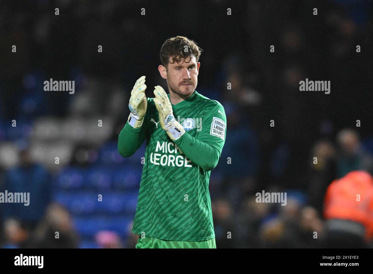 Le gardien de but Jed Steer (21 Peterborough United) applaudit lors du match de Sky Bet League 1 entre Peterborough et Fleetwood Town à London Road, Peterborough, mardi 16 avril 2024. (Photo : Kevin Hodgson | mi News) crédit : MI News & Sport /Alamy Live News Banque D'Images