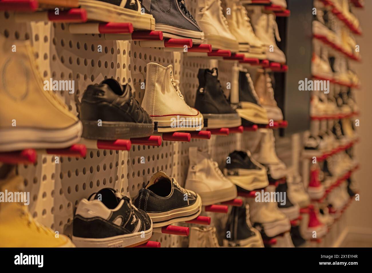 Chaussures exposées dans un magasin de chaussures. Banque D'Images