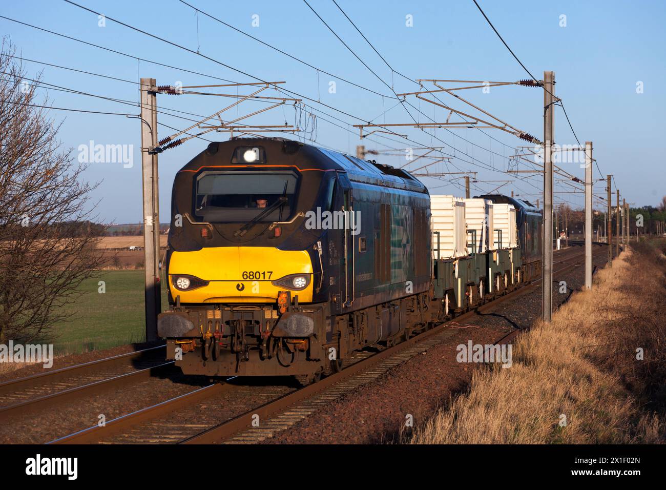 Direct rail services locomotive 68017 classe 68 transportant des flacons nucléaires le long de la ligne principale de la côte est en Écosse Banque D'Images