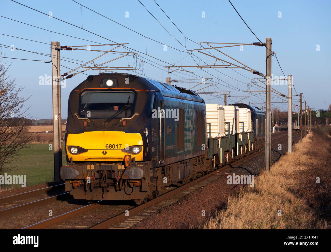 Direct rail services locomotive 68017 classe 68 transportant des flacons nucléaires le long de la ligne principale de la côte est en Écosse Banque D'Images