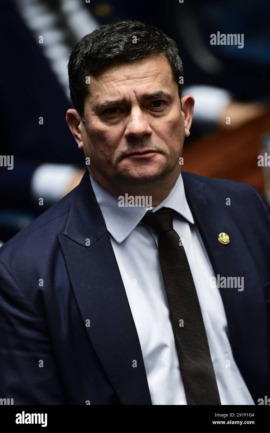 DF - BRASILIA - 04/16/2024 - BRASILIA, SESSION PLÉNIÈRE DU SÉNAT - le sénateur Sergio Moro est vu ce mardi (16), lors d'un vote sur la proposition d'amendement à la Constitution qui criminalise la possession de toute quantité de drogues illicites ( PEC 45/2023). Présenté par le Président de la Chambre, Rodrigo Pacheco, le texte renforce ce qui est déjà prévu dans la loi sur les drogues (loi 11.343, de 2006), qui détermine les peines pour la possession et la possession de drogues pour la consommation personnelle.) Le rapporteur de la proposition est le sénateur Efraim Filho (Uniao-PB). Photo : Mateus Bonomi/AGIF (photo par Banque D'Images