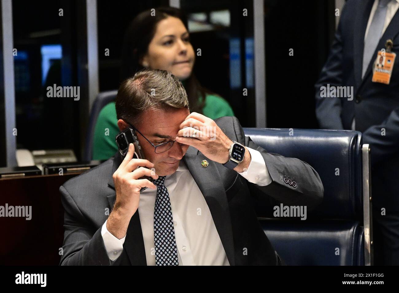 DF - BRASILIA - 04/16/2024 - BRASILIA, SESSION PLÉNIÈRE DU SÉNAT - le sénateur Flavio Bolsonaro est vu ce mardi (16), lors d'un vote sur la proposition d'amendement à la Constitution qui criminalise la possession de toute quantité de drogues illicites ( PEC 45/2023). Présenté par le Président de la Chambre, Rodrigo Pacheco, le texte renforce ce qui est déjà prévu dans la loi sur les drogues (loi 11.343, de 2006), qui détermine les peines pour la possession et la possession de drogues pour la consommation personnelle.) Le rapporteur de la proposition est le sénateur Efraim Filho (Uniao-PB). Photo : Mateus Bonomi/AGIF (Pho Banque D'Images