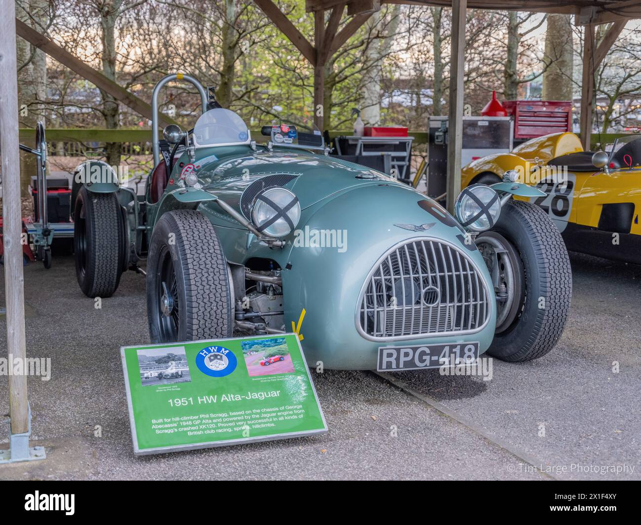 Avril 2024 - 1951 HW Alfa-Jaguar dans le paddock lors de la 81e réunion des membres à Goodwood Banque D'Images