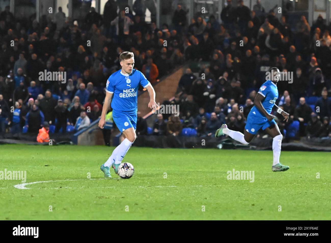 Archie Collins (27 Peterborough United) va de l’avant et mène à son but lors du match de Sky Bet League 1 entre Peterborough et Fleetwood Town à London Road, Peterborough, mardi 16 avril 2024. (Photo : Kevin Hodgson | mi News) crédit : MI News & Sport /Alamy Live News Banque D'Images