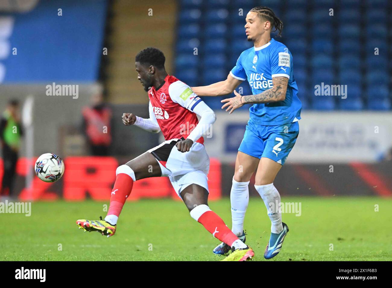 Brendan Sarpong Wiredu (4 Fleetwood) défié par Jadel Katongo (2 Peterborough United) lors du match de Sky Bet League 1 entre Peterborough et Fleetwood Town à London Road, Peterborough le mardi 16 avril 2024. (Photo : Kevin Hodgson | mi News) crédit : MI News & Sport /Alamy Live News Banque D'Images