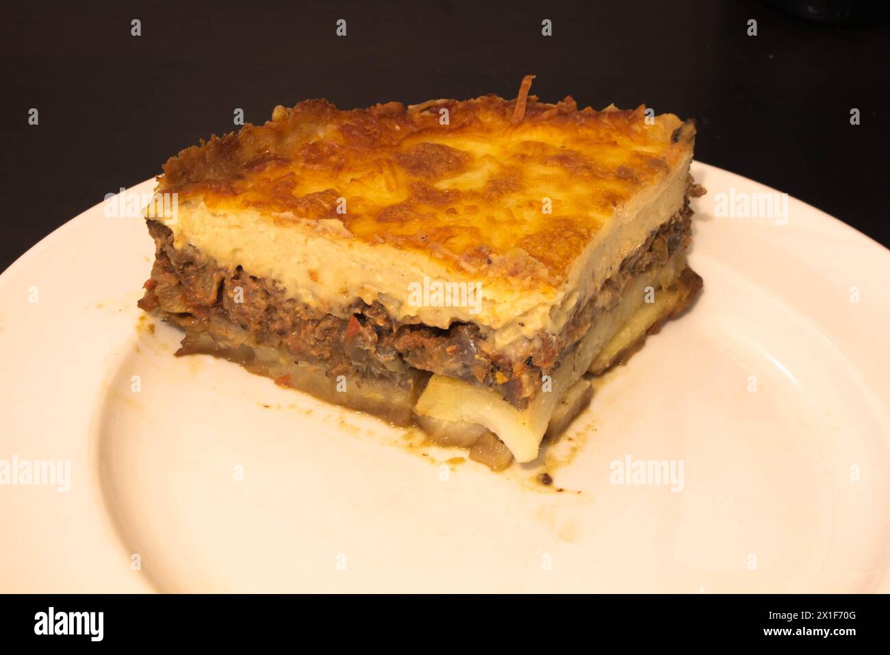 Laissez-vous tenter par la riche tradition culinaire de la Méditerranée avec cette assiette alléchante de moussaka. Couches d'aubergines tendres, viande hachée salée, et c Banque D'Images
