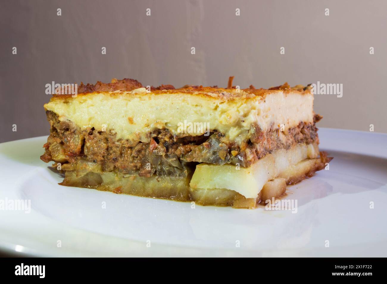 Laissez-vous tenter par la riche tradition culinaire de la Méditerranée avec cette assiette alléchante de moussaka. Couches d'aubergines tendres, viande hachée salée, et c Banque D'Images