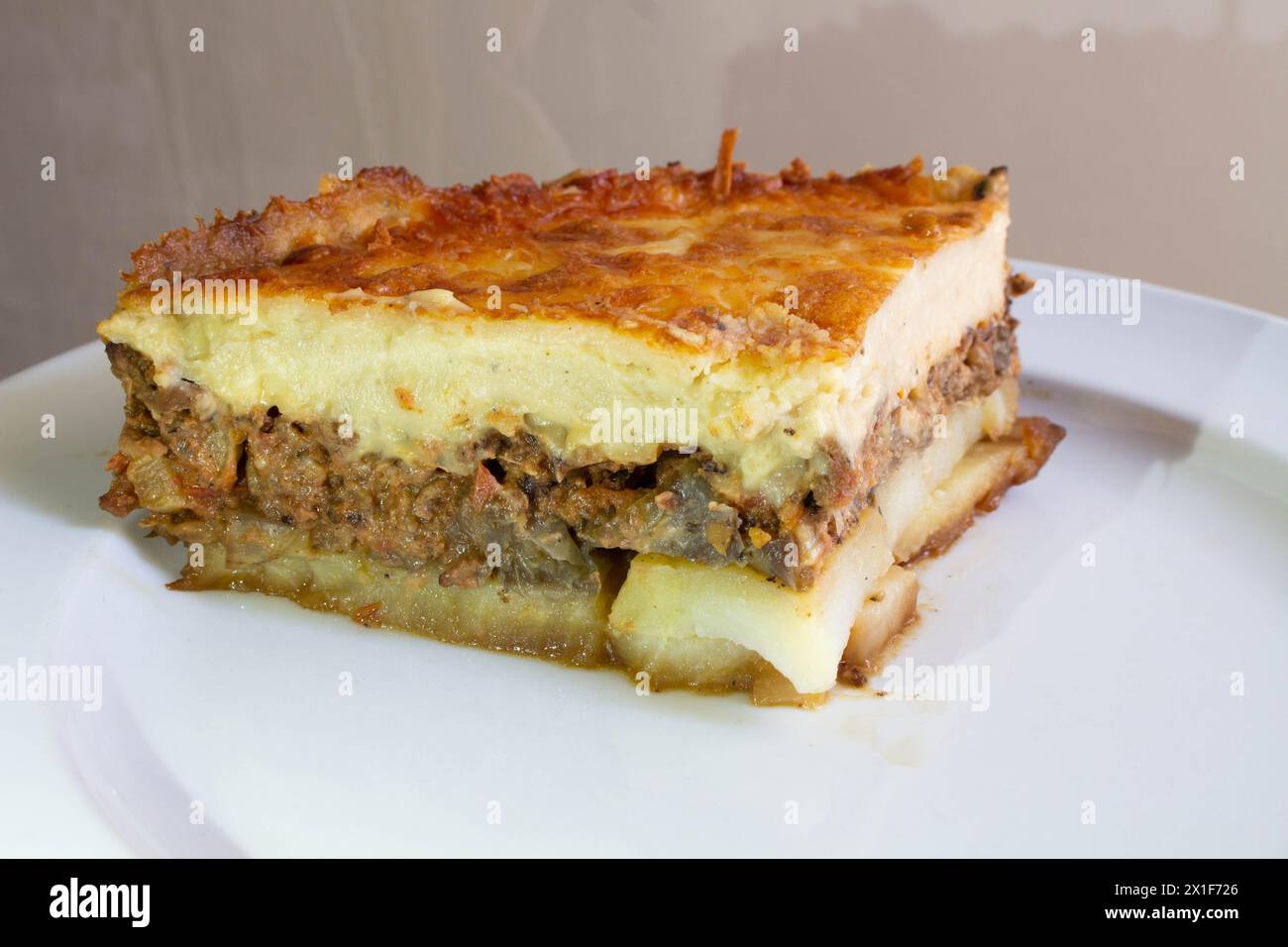 Laissez-vous tenter par la riche tradition culinaire de la Méditerranée avec cette assiette alléchante de moussaka. Couches d'aubergines tendres, viande hachée salée, et c Banque D'Images