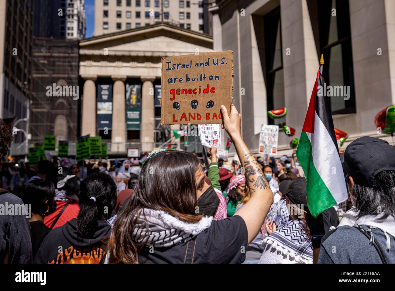 New York, New York, États-Unis. 15 avril 2024. Des manifestants pro-palestiniens et un petit groupe de manifestants israéliens assoupissent verbalement et physiquement lors d'événements concurrents en dehors de la Bourse de New York (crédit image : © Michael Nigro/Pacific Press via ZUMA Press Wire) USAGE ÉDITORIAL UNIQUEMENT ! Non destiné à UN USAGE commercial ! Banque D'Images