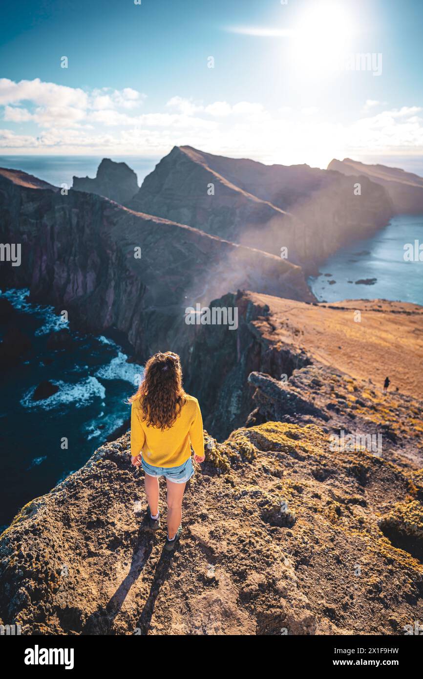 Description : vue de dessus d'un touriste regardant les contreforts d'une île volcanique dans l'océan Atlantique depuis un point de vue panoramique matinal. São l Banque D'Images