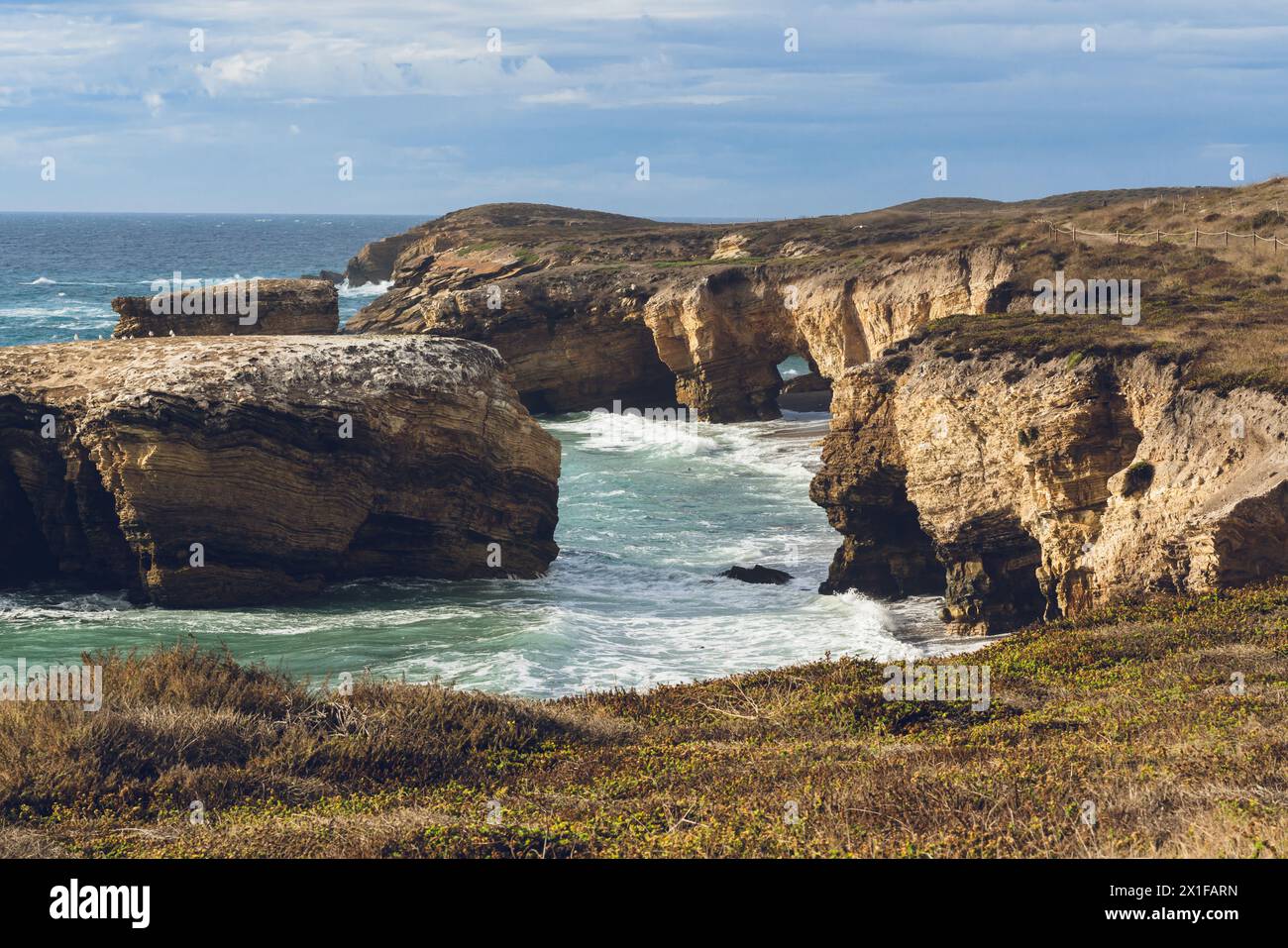 Coucher de soleil spectaculaire. Une plage rocheuse et un ciel nuageux éclairé par le coucher du soleil, projettent une scène côtière sereine et atmosphérique. Montana de Oro, côte centrale de Californie Banque D'Images