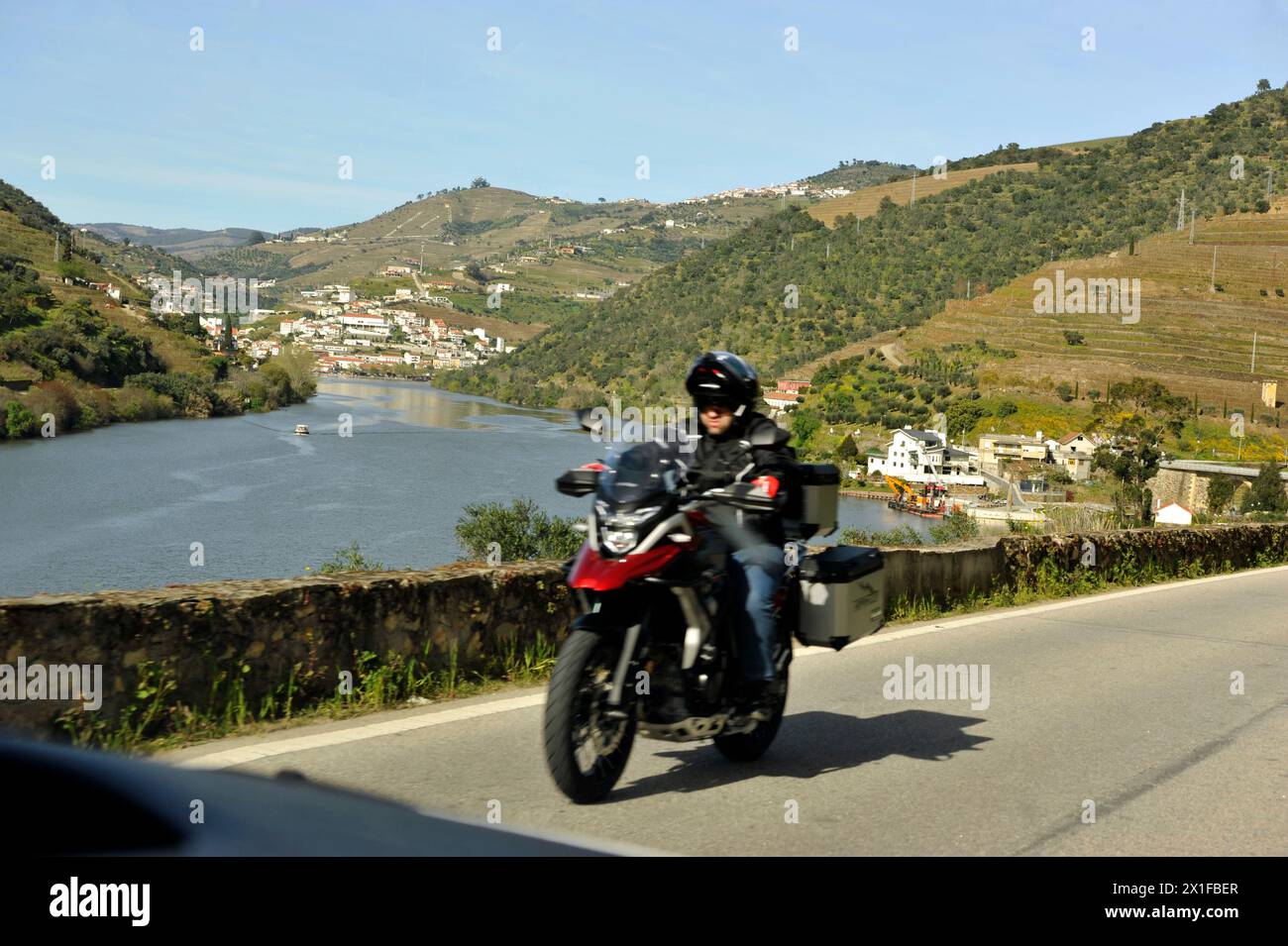 Un motocycliste roulant sur une route panoramique le long du fleuve Douro près de la ville Pinhao, Portugal, Europe Banque D'Images