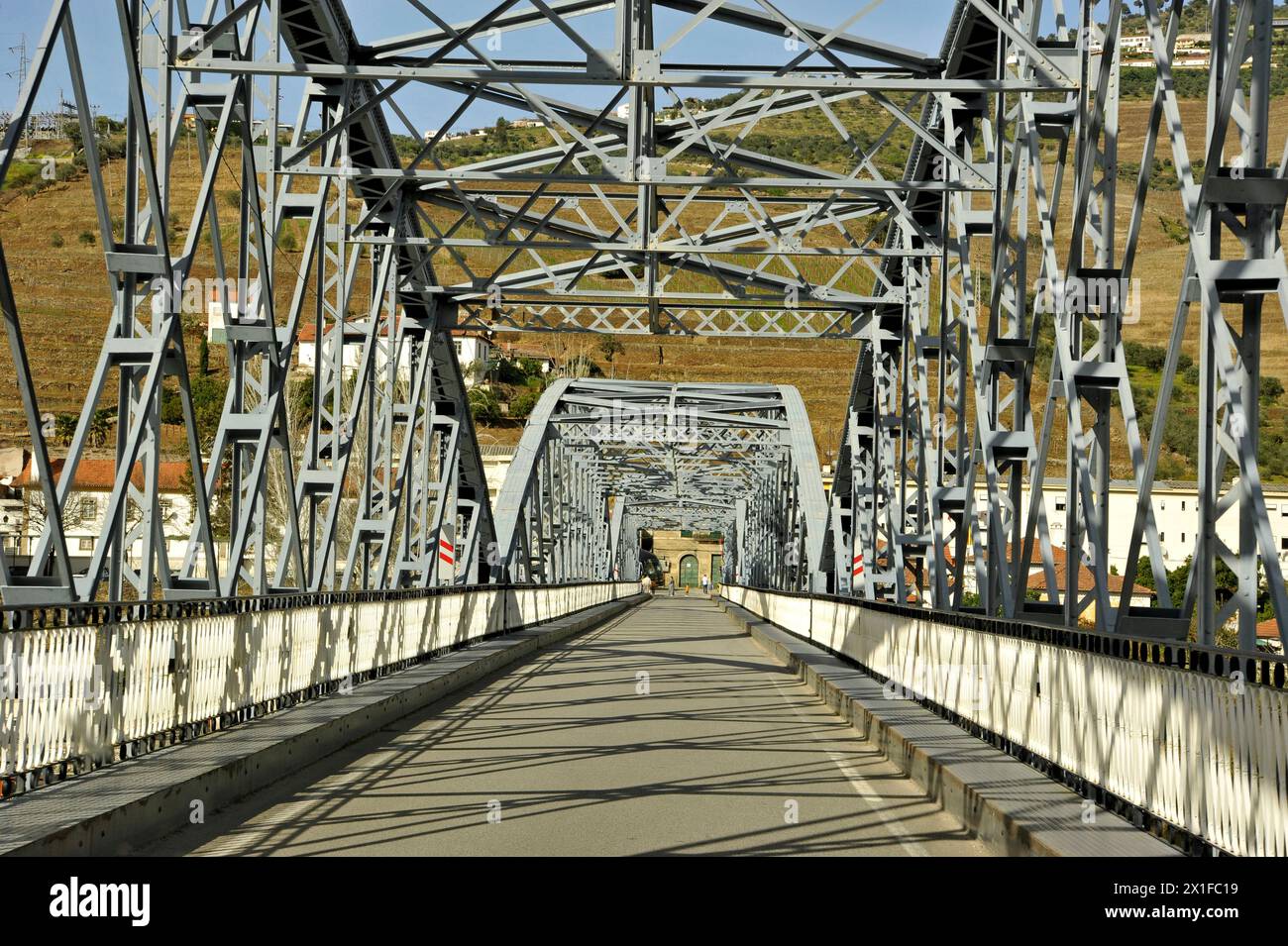 Pont sur le fleuve Dour o à Pinhao, Portugal, Europe Banque D'Images