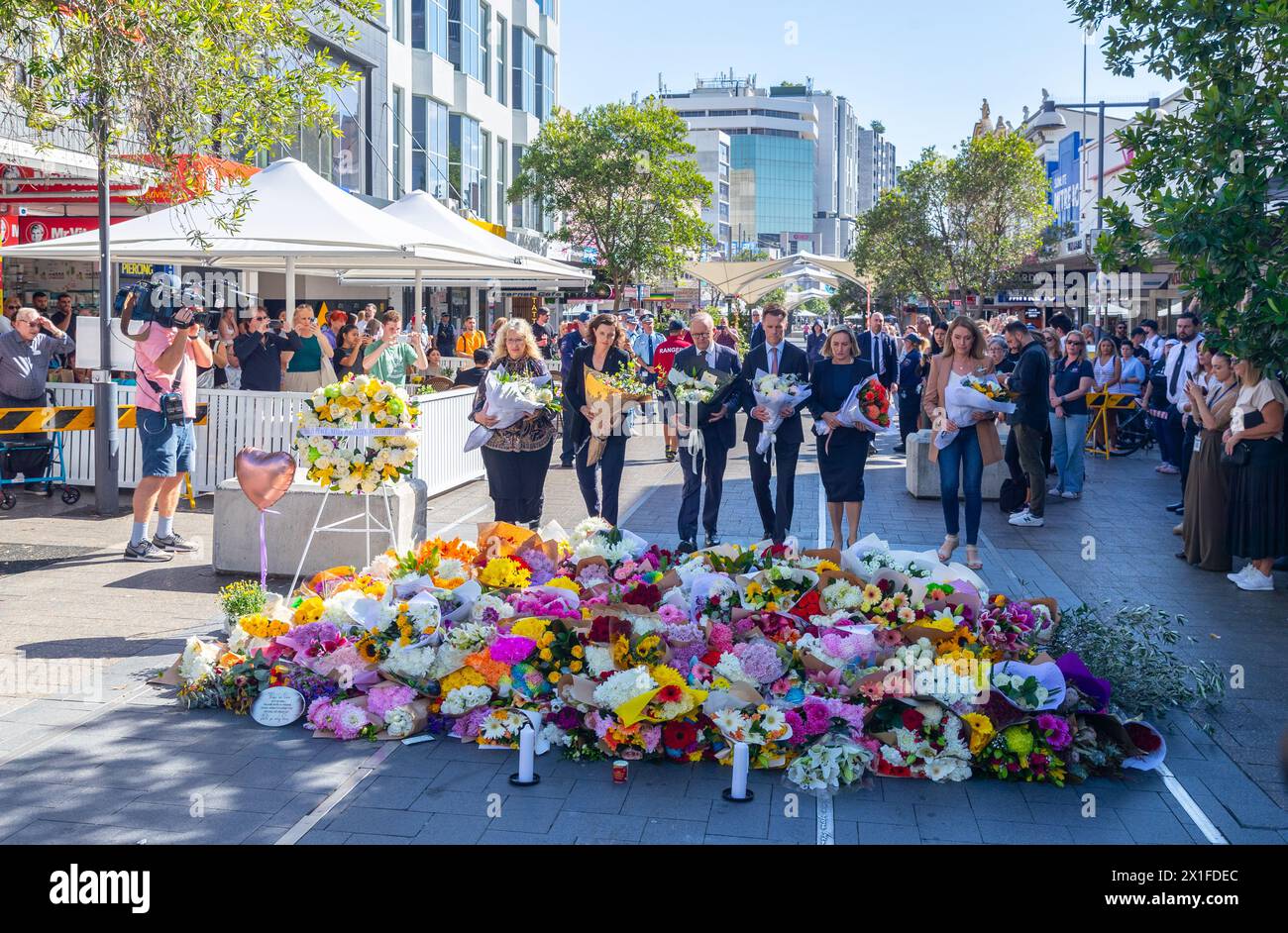 Sydney, Australie. 14 avril 2024. Le premier ministre australien Anthony Albanese assiste à la pose d'une couronne au Bondi Junction Mall pour les victimes de l'attaque au couteau de Joel Cauchi dans le centre commercial Westfield Bondi Junction, le samedi 13 avril 2024. Cauchi, 40 ans, qui souffrait de problèmes de santé mentale, est mort sur les lieux après avoir été abattu par la police. Sur la photo (de gauche à droite) : Paula Masselos (maire de Waverley), Allegra Spender (députée électorale de Wentworth), Anthony Albanese (premier ministre), Chris Minns (premier ministre de Nouvelle-Galles du Sud), Marjorie O'Neill, députée de Coogee et Kellie Sloane, députée de Vaucluse. Banque D'Images