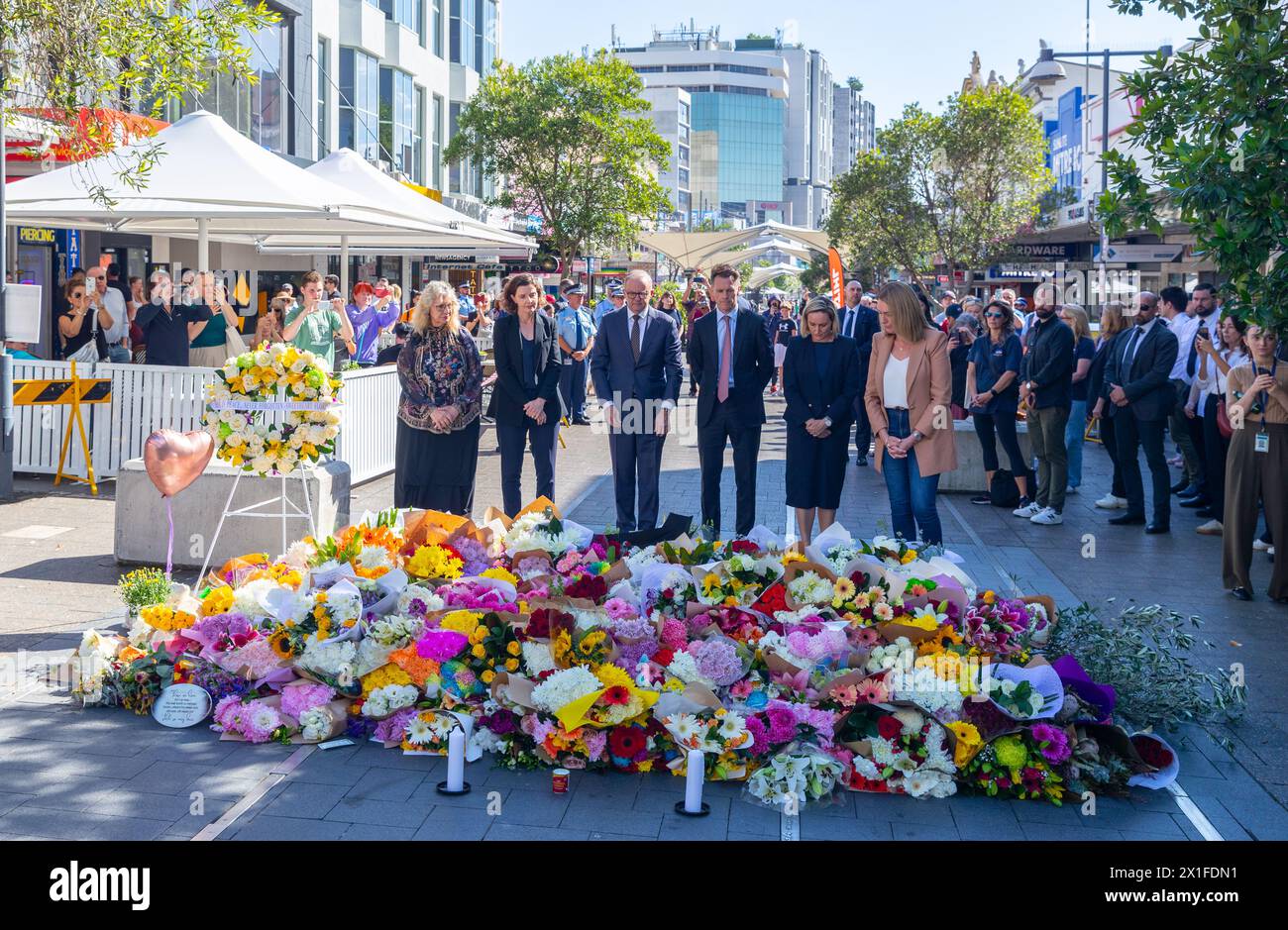 Sydney, Australie. 14 avril 2024. Le premier ministre australien Anthony Albanese assiste à la pose d'une couronne au Bondi Junction Mall pour les victimes de l'attaque au couteau de Joel Cauchi dans le centre commercial Westfield Bondi Junction, le samedi 13 avril 2024. Cauchi, 40 ans, qui souffrait de problèmes de santé mentale, est mort sur les lieux après avoir été abattu par la police. Sur la photo (de gauche à droite) : Paula Masselos (maire de Waverley), Allegra Spender (députée électorale de Wentworth), Anthony Albanese (premier ministre), Chris Minns (premier ministre de Nouvelle-Galles du Sud), Marjorie O'Neill, députée de Coogee et Kellie Sloane, députée de Vaucluse. Banque D'Images