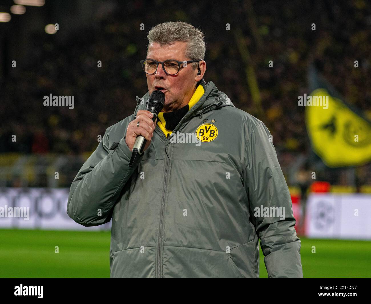 Dortmund, Rhénanie du Nord-Westphalie, Allemagne. 16 avril 2024. NORBERT DICKEL, présentateur de stade et ancien joueur du Borussia Dortmund, s'entretient avec la foule avant le match de l'UEFA Champions League entre le Borussia Dortmund et l'Atletico Madrid au stade BVB Dortmund à Dortmund, Rhénanie du Nord-Westphalie, Allemagne, le 16 avril 2024. (Crédit image : © Kai Dambach/ZUMA Press Wire) USAGE ÉDITORIAL SEULEMENT! Non destiné à UN USAGE commercial ! Banque D'Images