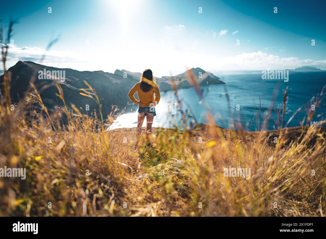 Description : femme touristique surplombant le paysage côtier de l'île de Madère dans l'océan Atlantique le matin. São Lourenço, île de Madère, Por Banque D'Images