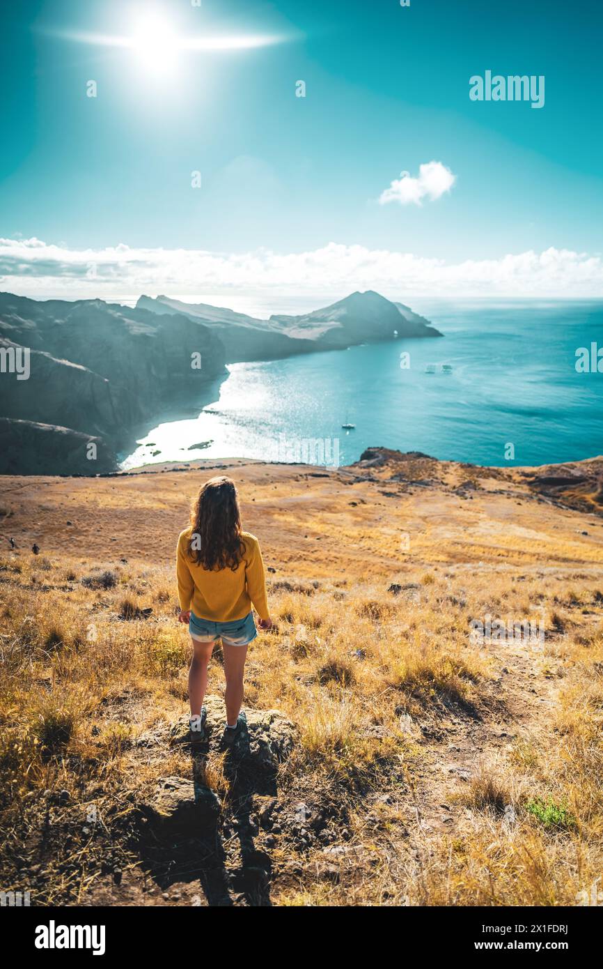 Description : vue en angle élevé du touriste sur une colline surplombant le paysage côtier de l'île de Madère dans l'océan Atlantique dans la matinée. São Louren Banque D'Images