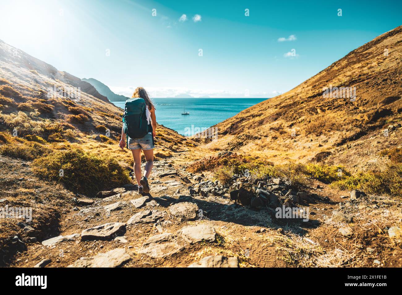 Description : touriste sportif marchant sur un chemin vers la plage surplombant le paysage côtier de l'île de Madère et l'océan Atlantique. São Lourenç Banque D'Images