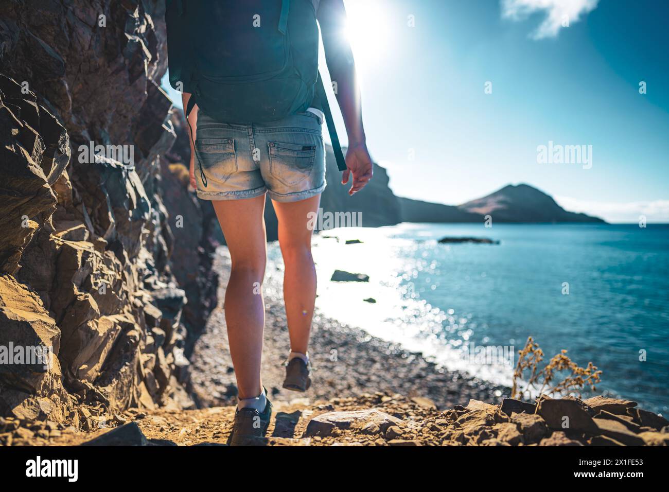 Description : les jambes des femmes descendent un escalier menant à la plage surplombant le paysage côtier de l'île de Madère et l'océan Atlantique. São Lourenço, Banque D'Images