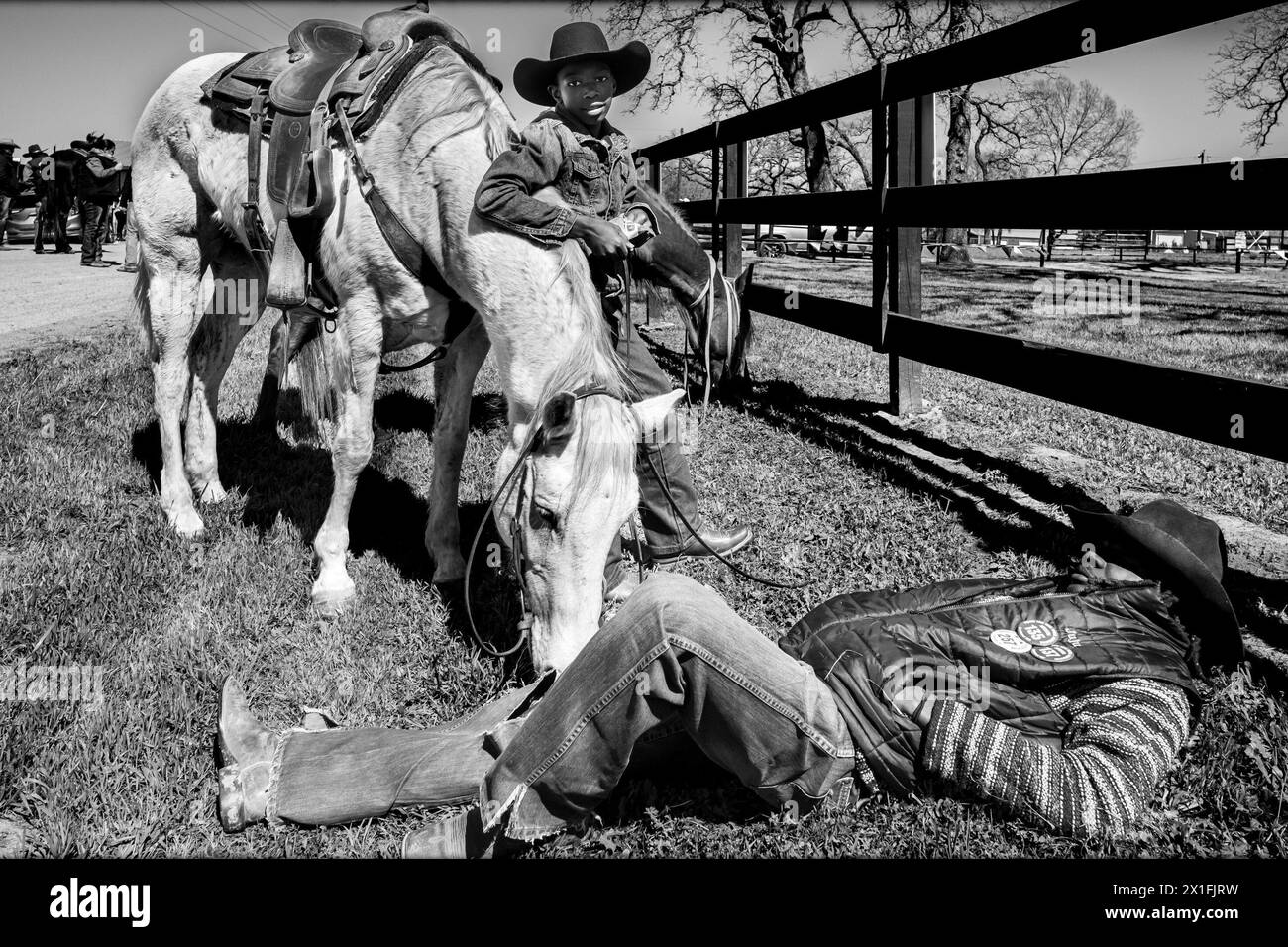 Prairie View, Texas, États-Unis. 18 février 2024. Les cow-boys prennent une pause lors d'un déjeuner de la Prairie View Trail Riders Association 67, deuxième étape du parcours de 100 km à Hempstead, Texas. Le groupe de cow-boys noirs convergera au Memorial Park de Houston avec trois autres groupes de cow-boys noirs pour les cérémonies d'ouverture du Houston Livestock Show and Rodeo annuel. (Crédit image : © Brian Branch Price/ZUMA Press Wire) USAGE ÉDITORIAL SEULEMENT! Non destiné à UN USAGE commercial ! Banque D'Images