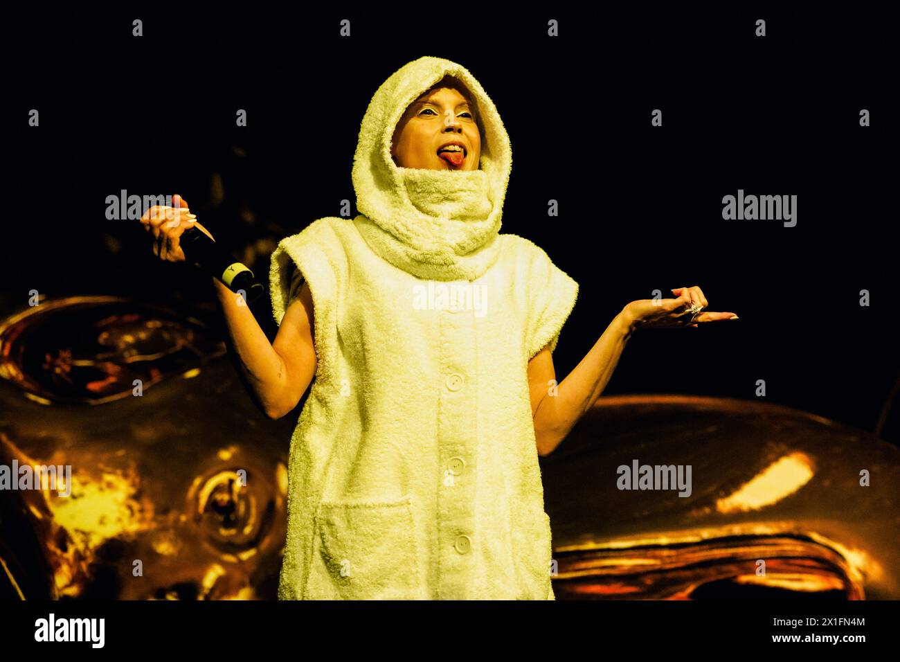 Milan, Italie. 16 avril 2024. Yolandi visser du groupe de hip-hop alternatif sud-africain Die Antwoord se produit en live à Alcatraz à Milan. (Photo de Mairo Cinquetti/SOPA images/SIPA USA) crédit : SIPA USA/Alamy Live News Banque D'Images