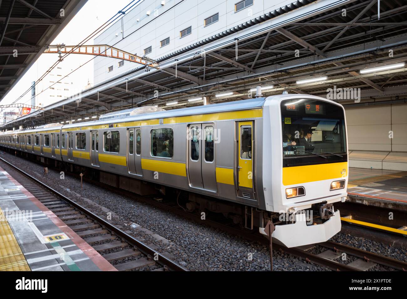 Tokyo, Japon. 16 avril 2024. Un train local JR East (JRæ±Æ-¥æœ¬) ligne Sobu-ligne Chuo (ä¸-å¤®ç·š) avec un conducteur de train faisant un bref arrêt de métro à la gare d'Akihabara, une station de transfert importante le long du réseau ferroviaire urbain de Tokyo. (Crédit image : © Taidgh Barron/ZUMA Press Wire) USAGE ÉDITORIAL SEULEMENT! Non destiné à UN USAGE commercial ! Banque D'Images