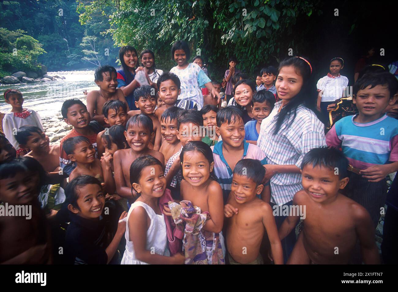 Kids by River, Alas River, Mount Leuser National Park, prise en 1995, Sumatra, Indonésie Banque D'Images