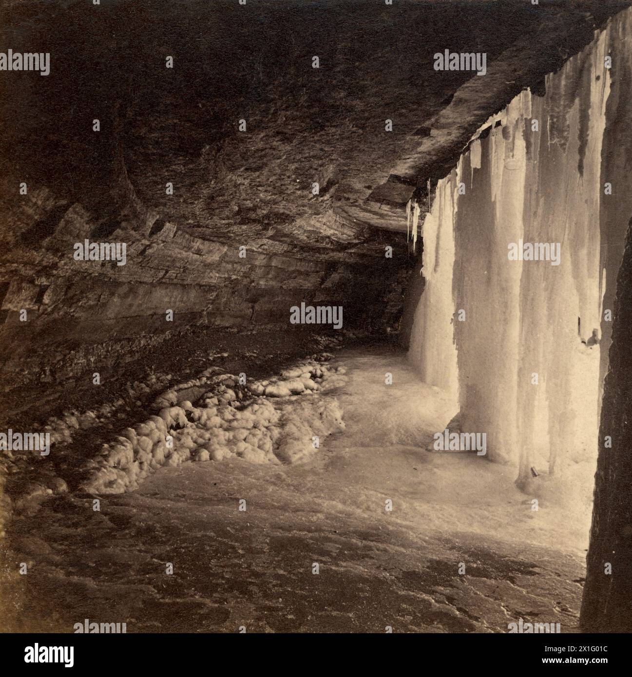 Grotte de glace à Minnehaha Falls à Minneapolis, Minnesota - cadre de la photographie antique stéréoview circa. Dernier XIXe siècle - estampe montée d'Albumen Banque D'Images