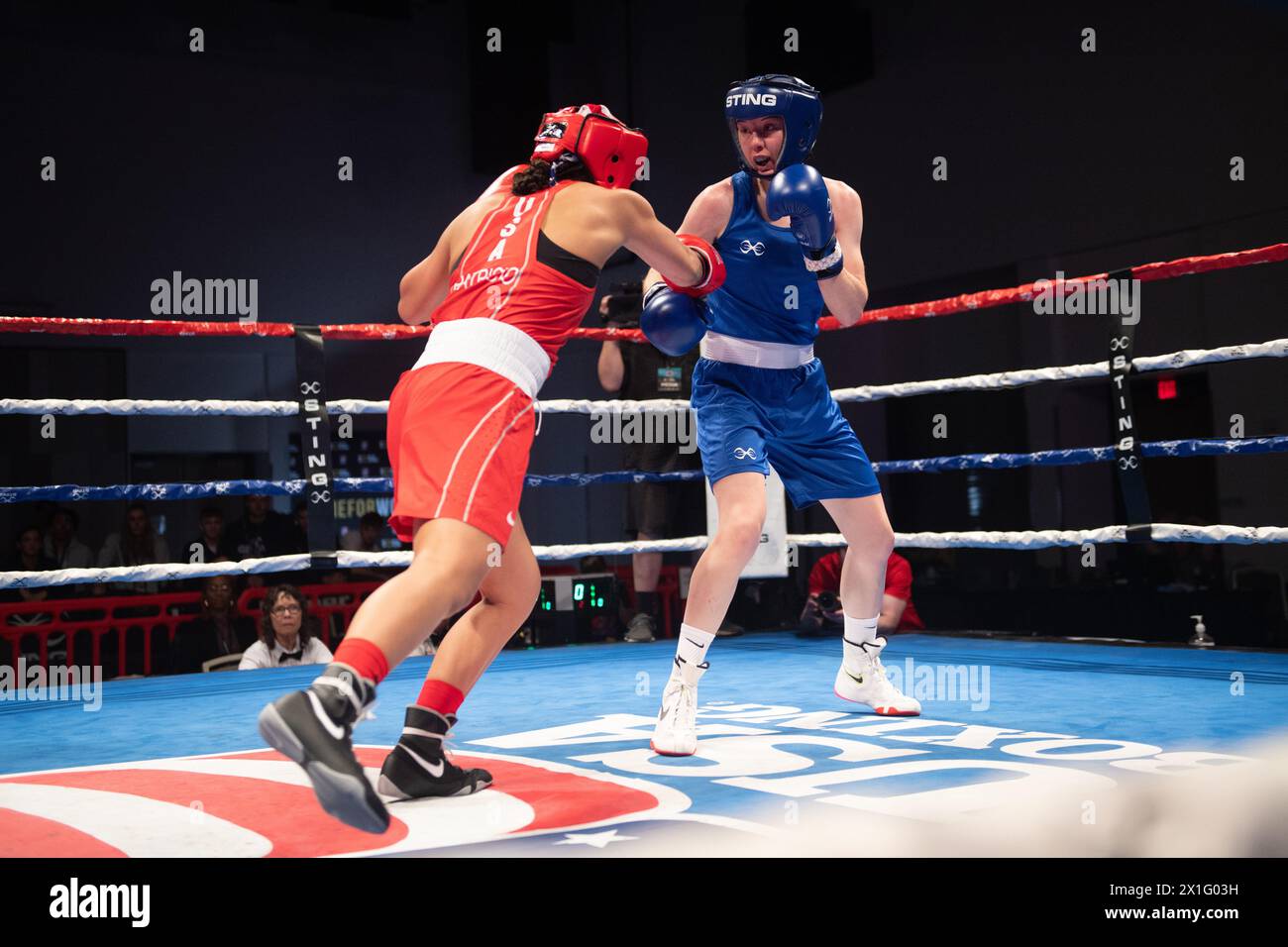 Pueblo, Colorado, États-Unis. 16 avril 2024. Charley Davison, de Grande-Bretagne(Blue), bat Shera Mae Patricio, des États-Unis, dans un combat préliminaire féminin de 54 kg. Crédit : Casey B. Gibson/Alamy Live News Banque D'Images