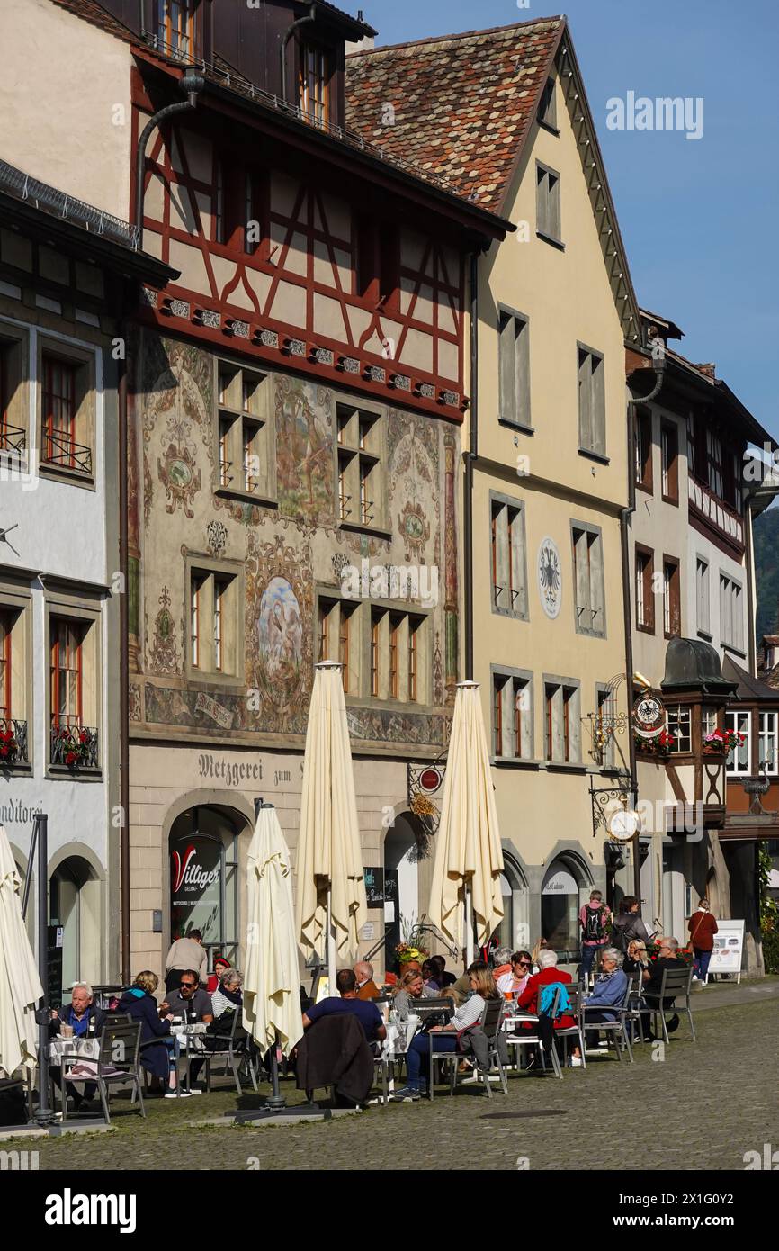 Stein am Rhein, Suisse - 22 septembre 2022 : les gens apprécient l'étroite rue pavée de la vieille ville médiévale de Stein am Rhein dans le canton de Schaffou Banque D'Images