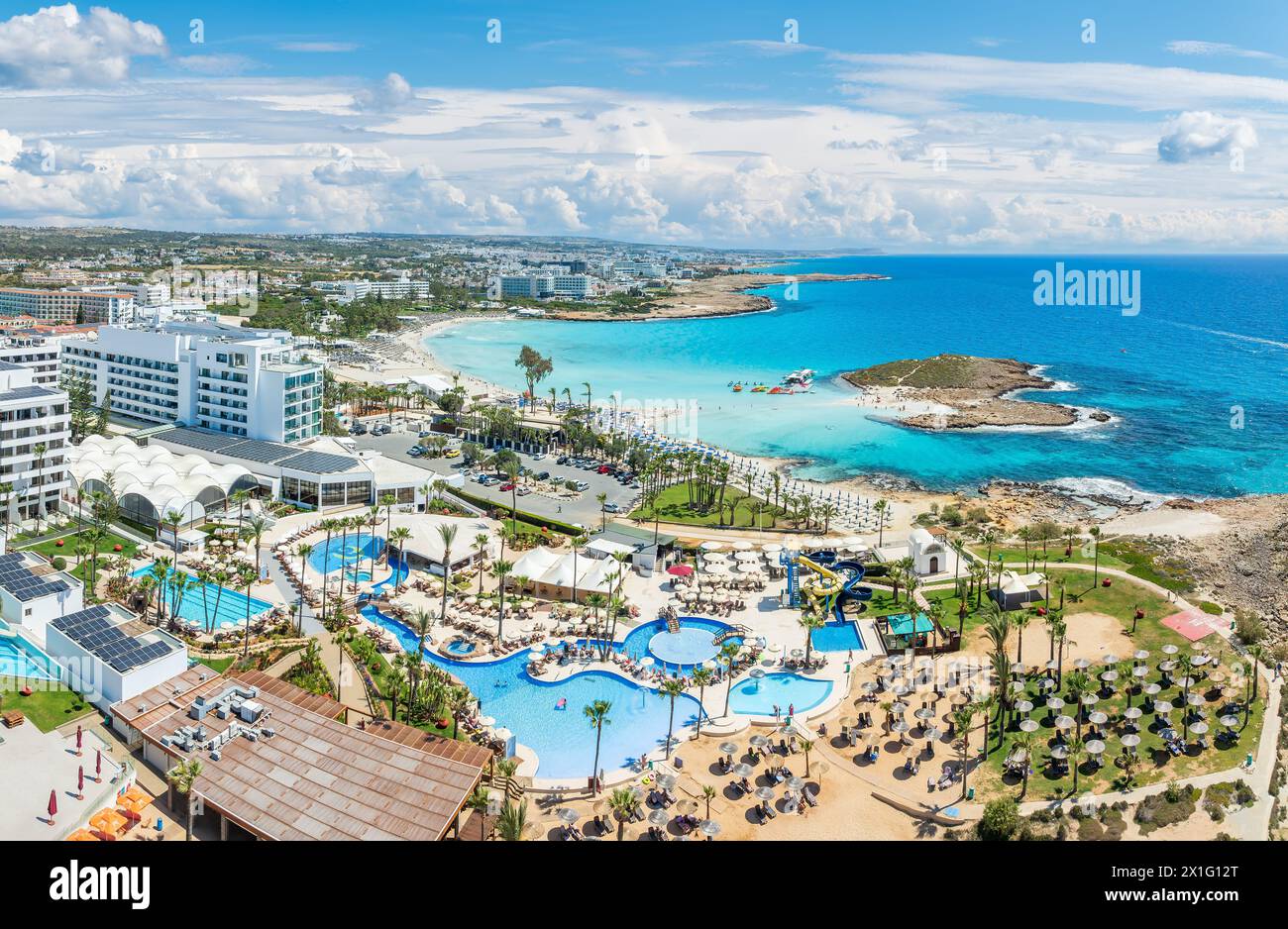 Découvrez la plage immaculée de Nissi à Chypre, un paradis au sable blanc et aux eaux turquoises, parfait pour la détente, les sports nautiques et les vacances en famille Banque D'Images