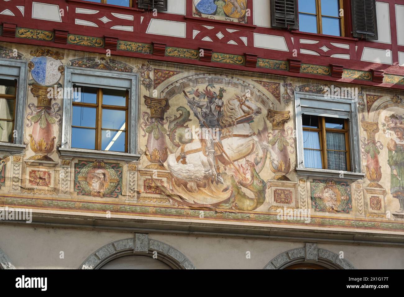 Stein am Rhein, Suisse - 22 septembre 2022 : fresques peintes et signes anciens ornent les bâtiments médiévaux de la vieille ville de Stein am Rhein à Canto Banque D'Images