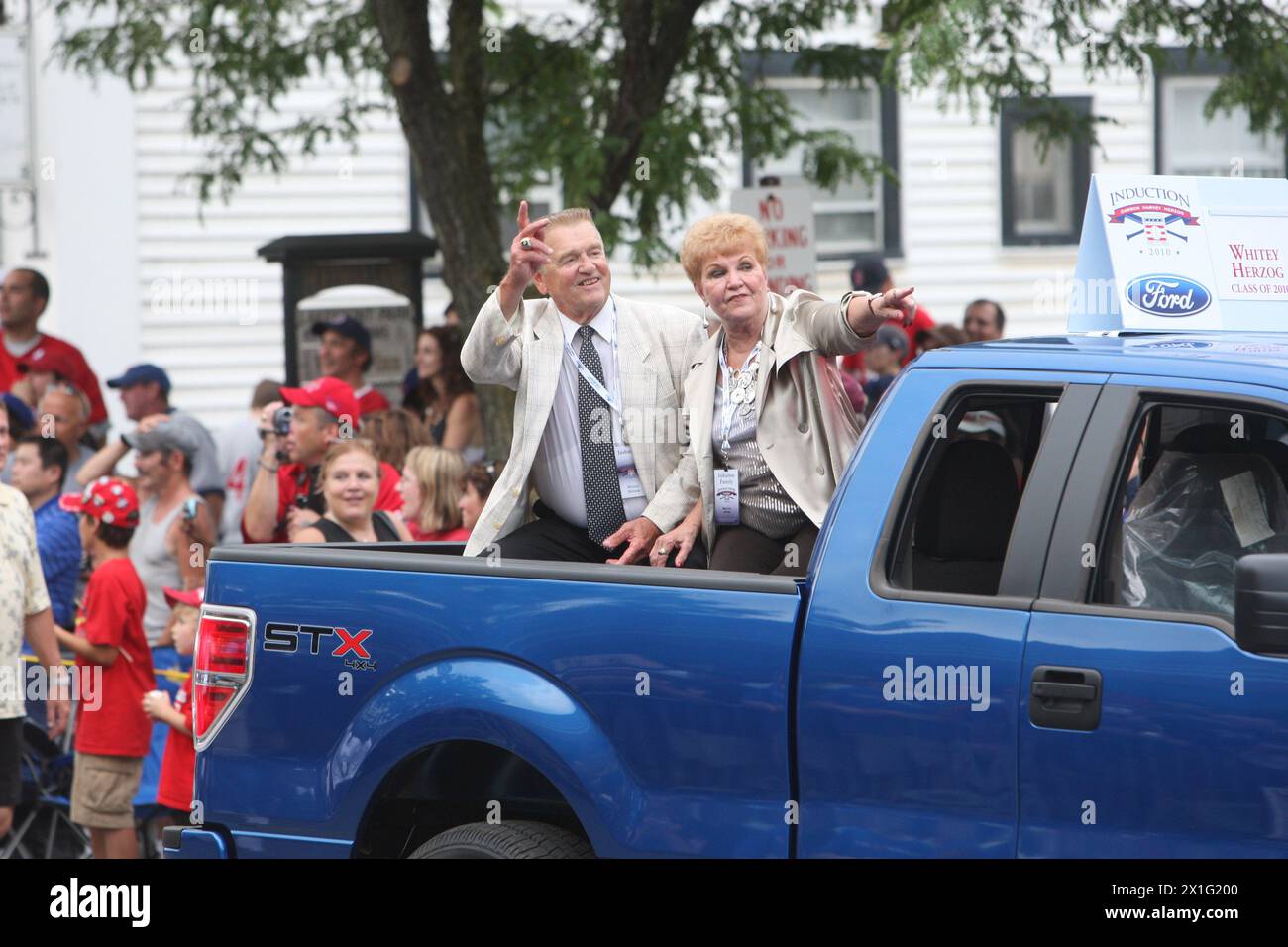 Ancien L'entraîneur de Louis Cardinals et membre du National Baseball Hall of Fame Whitey Herzog, montré à Cooperstown avec sa femme Mary Lou le 24 juillet 2010, est décédé à l'occasion Louis à l'âge de 92 ans. Dorrel Norman Elvert 'Whitey' Herzog, était gérant du préparé Louis Cardinals de 1980 à 1990. Photo de Bill Greenblatt/UPI crédit : UPI/Alamy Live News Banque D'Images