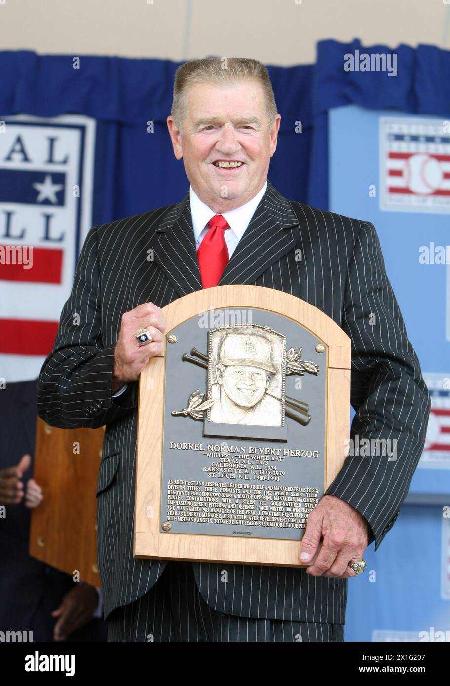 Ancien Le gérant de Louis Cardinals et membre du National Baseball Hall of Fame Whitey Herzog, montré en acceptant sa plaque à Cooperstown le 25 juillet 2010, est décédé in bien Louis à l'âge de 92 ans. Dorrel Norman Elvert 'Whitey' Herzog, était gérant du préparé Louis Cardinals de 1980 à 1990. Photo de Bill Greenblatt/UPI crédit : UPI/Alamy Live News Banque D'Images