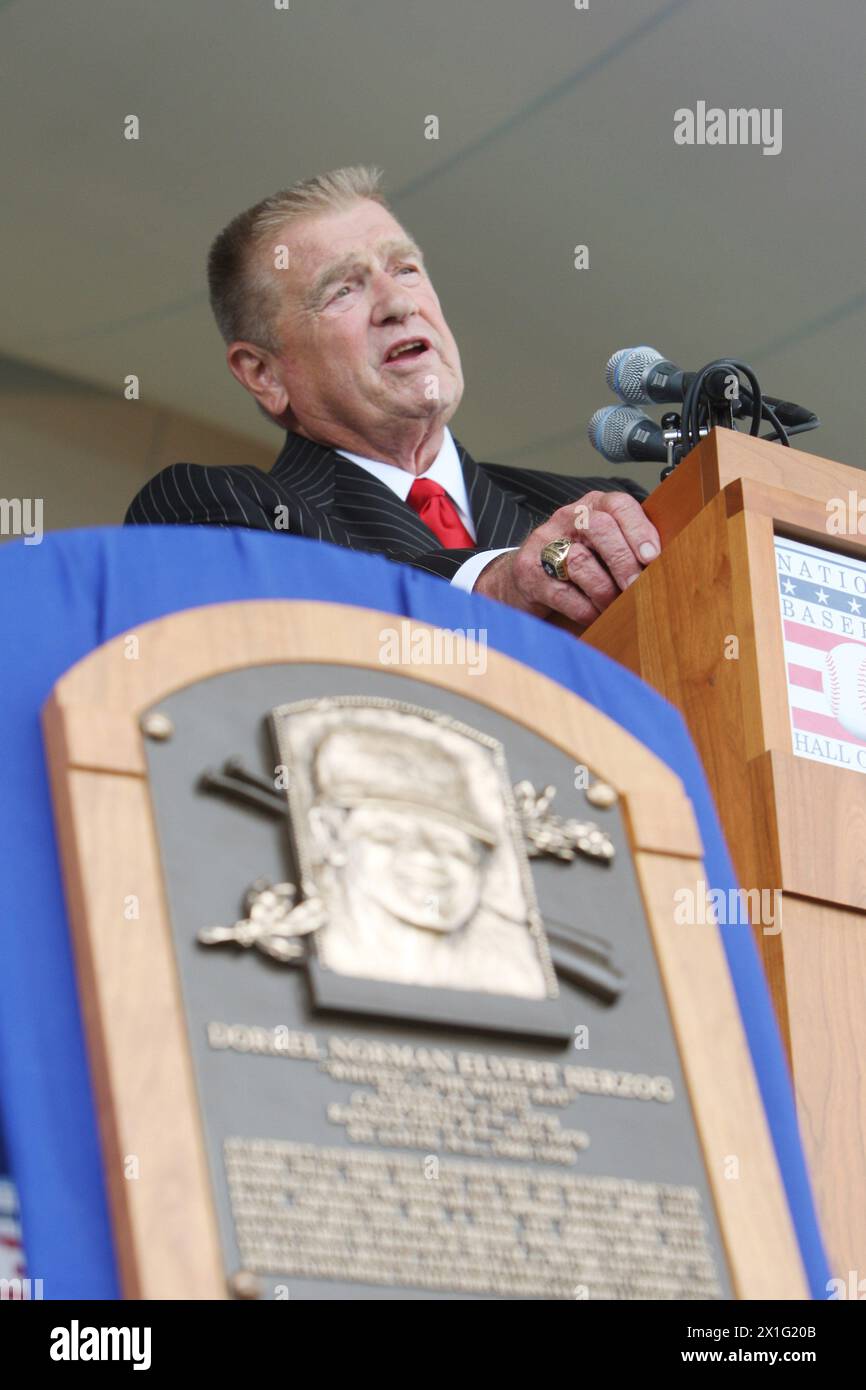 Ancien Louis Cardinals manager et membre du National Baseball Hall of Fame Whitey Herzog, prononce son discours d'acceptation à Cooperstown le 25 juillet 2010, est décédé in bien Louis à l'âge de 92 ans. Dorrel Norman Elvert 'Whitey' Herzog, était gérant du préparé Louis Cardinals de 1980 à 1990. Photo de Bill Greenblatt/UPI crédit : UPI/Alamy Live News Banque D'Images