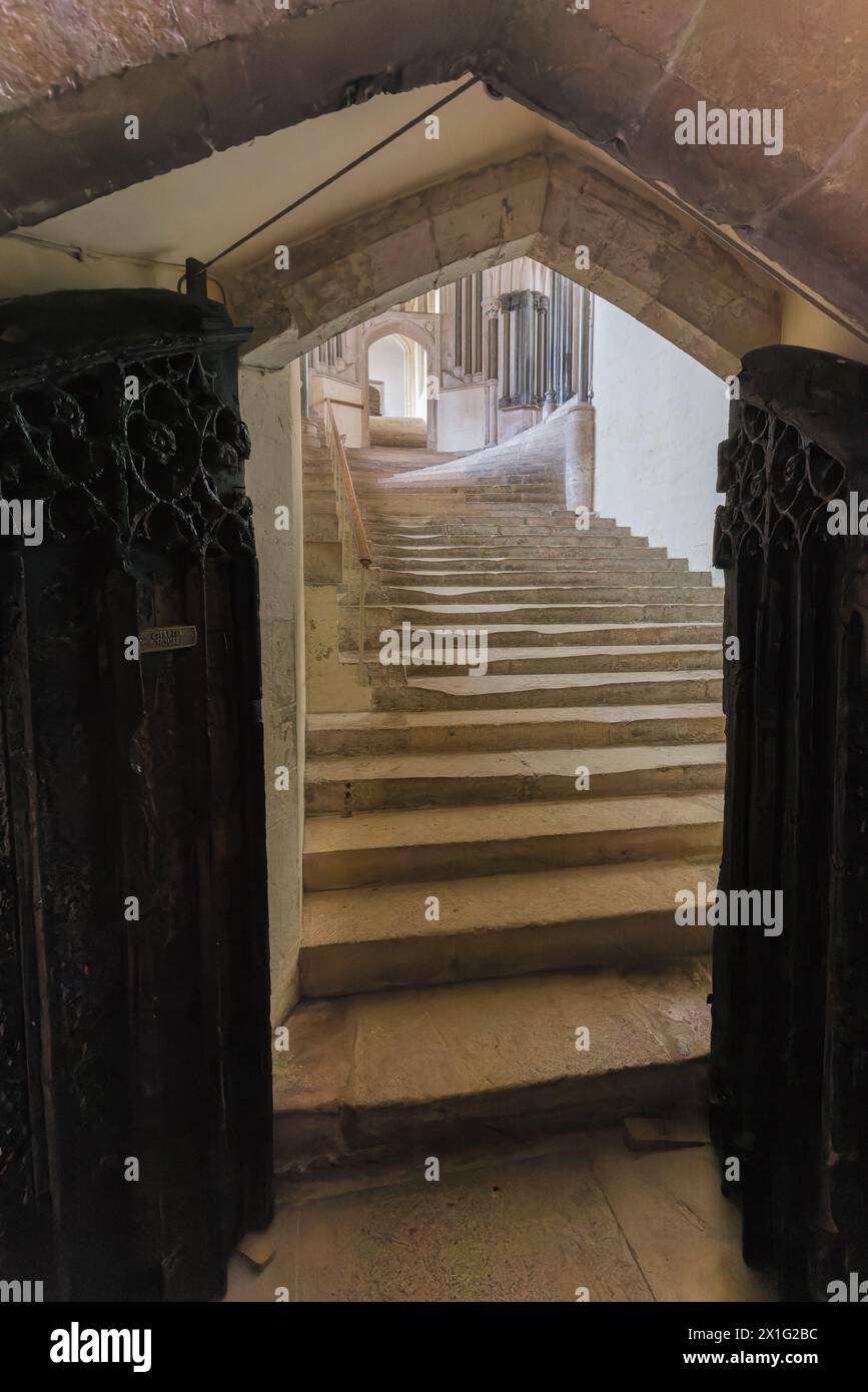 Porte intérieure et escaliers de la cathédrale de Wells, Wells, Somerset, Royaume-Uni Banque D'Images