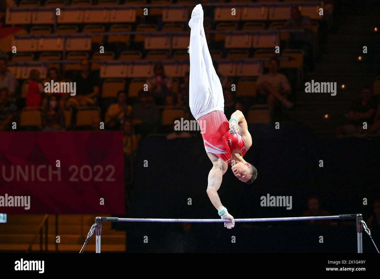 Ahmet Onder (Turquie). Championnats d'Europe Munich 2022 : gymnastique artistique, finale de barre horizontale masculine Banque D'Images