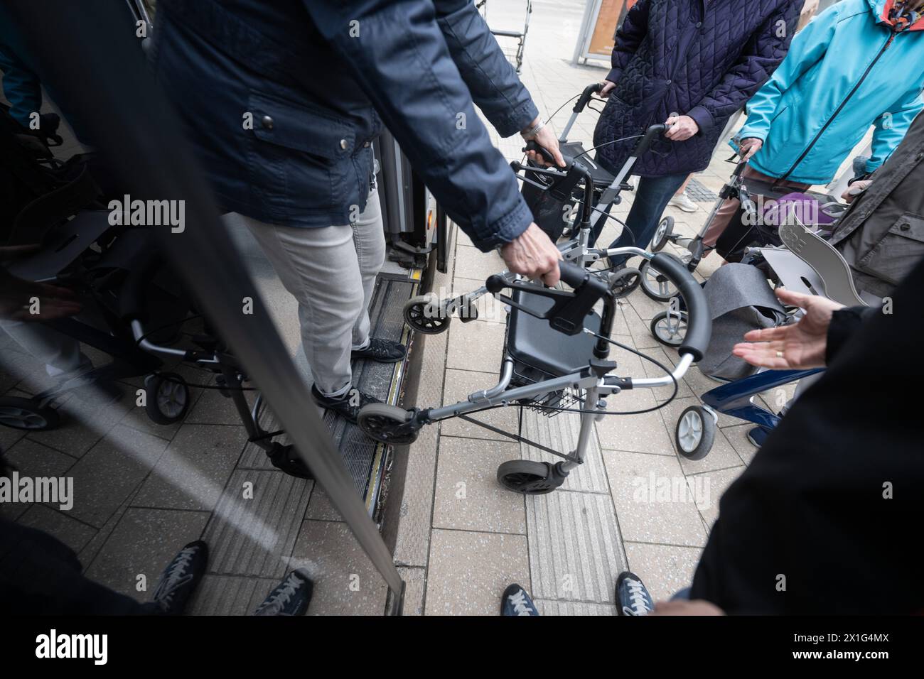 Ludwigsburg, Allemagne. 09th Apr, 2024. Une femme descend d'un bus pendant une séance d'entraînement de roller. Le responsable de l'inclusion et le bureau des seniors de la ville de Ludwigsburg offrent une formation en rollator. L'accent est mis sur la sécurité de monter et descendre des transports en commun. (To dpa 'trébucher sans trébucher dans le bus - les personnes âgées peuvent pratiquer la manipulation') crédit : Marijan Murat/dpa/Alamy Live News Banque D'Images