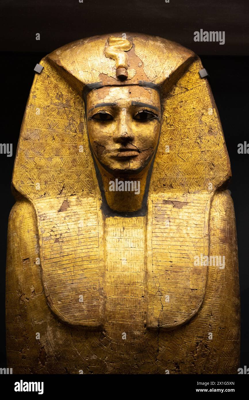 Un ancien sarcophage égyptien exposé, présentant des hiéroglyphes dorés complexes et un savoir-faire artisanal. Musée du Louvre à Paris, France Banque D'Images