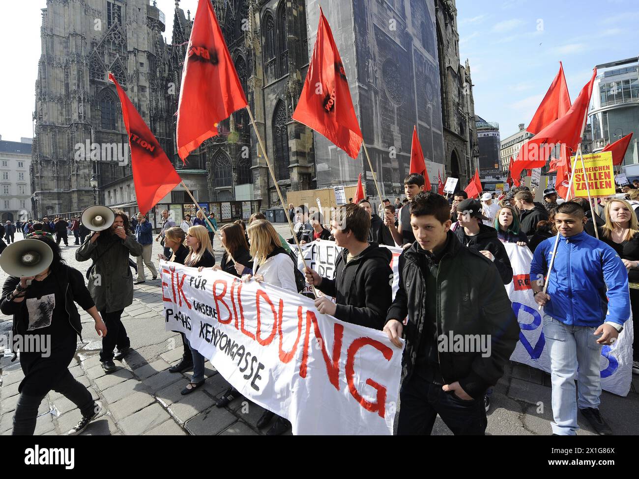 Lors d'une grève scolaire, les organisations de jeunes protestent contre les "attaques du ministre de l'éducation Schmied" et pour un soi-disant "milliard d'éducation", vu le 20 avril 2009 devant le ministère de l'éducation à Vienne. - 20090420 PD0300 - Rechteinfo : droits gérés (RM) Banque D'Images