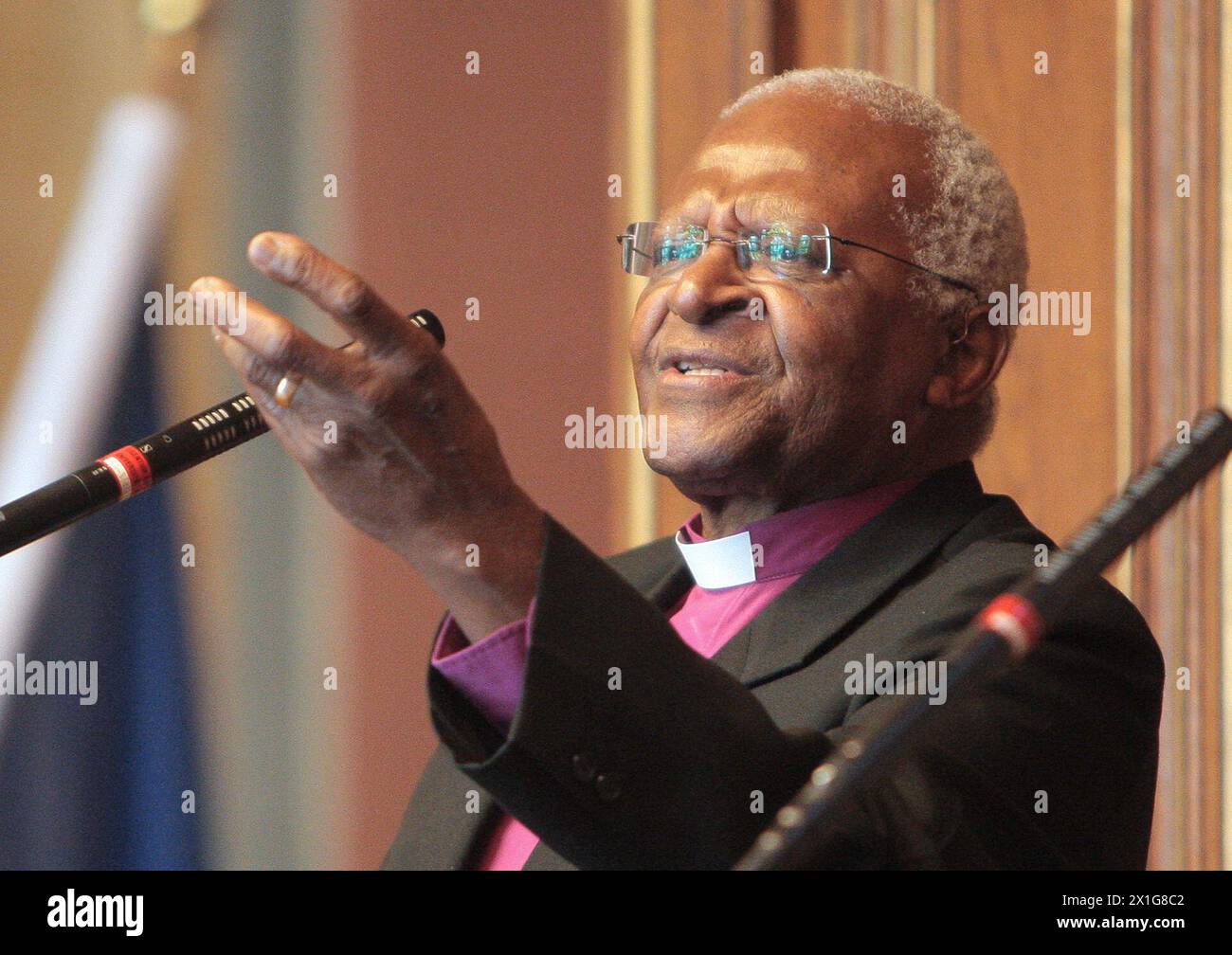 Le religieux sud-africain et lauréat du prix Nobel de la paix Desmond Tutu regarde lors de la cérémonie de remise d'un doctorat honorifique de l'Université de Vienne à Vienne, Autriche, le 12 juin 2009. Tutu reçoit un doctorat honoris causa en théologie à la demande de la Faculté de théologie évangélique. Né en 1931, Tutu est reconnu comme l'un des théologiens les plus éminents du monde. Sa « théologie publique » a été présentée dans son livre de 2004 « God Has a Dream ». - 20090612 PD0442 - Rechteinfo : droits gérés (RM) Banque D'Images