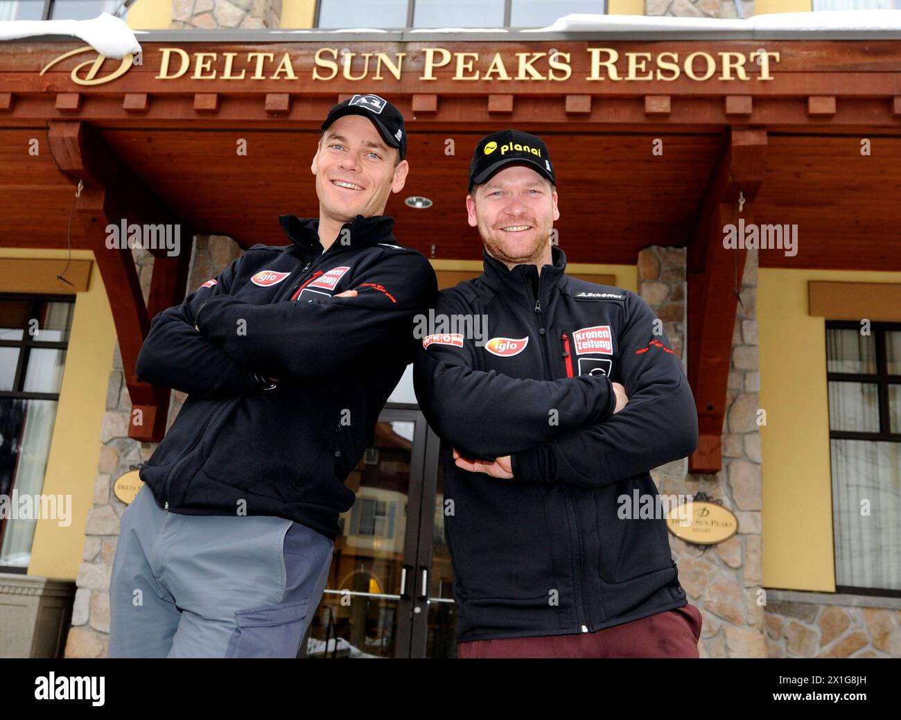 APA1542376 - 20112009 - SUN PEAKS - KANADA : Michael Walchhofer(AUT) et Klaus Kröll (AUT) devant l'hôtel de l'équipe de ski autrichienne 'Delta Sun Peaks Ressort' le jeudi 19 novembre 2009, à Sun Peaks (Canada). APA-PHOTO : HELMUT FOHRINGER - 20091119 PD4437 - Rechteinfo : droits gérés (DG) Banque D'Images